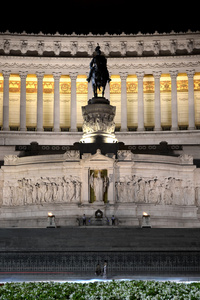 雄伟的祭坛的祖国，晚上在罗马，意大利