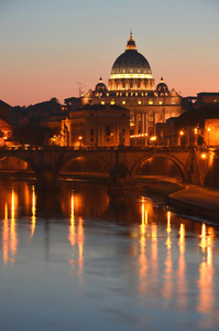 纪念圣彼得在晚上在意大利罗马的台伯河