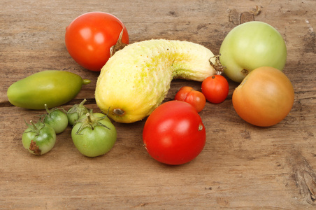 成熟和未成熟的西红柿图片