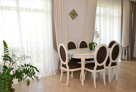 在现代古典客厅里的白色家具