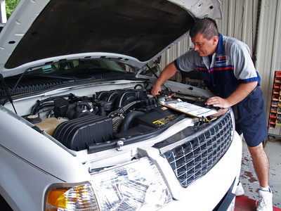 执行常规服务检测服务车库里的汽车修理工