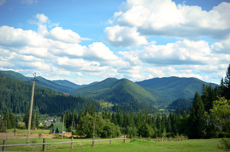 蓝天的山村的美丽景色