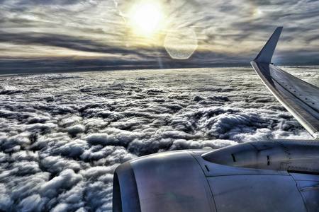 一架飞机在云层上面飞翔的翅膀