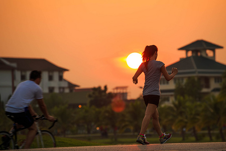 跑步运动员脚在道路上运行。女人健身剪影苏