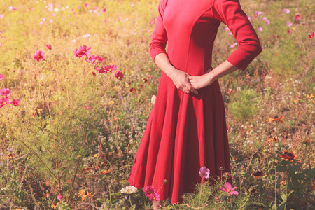 年轻的女子站在一片草地