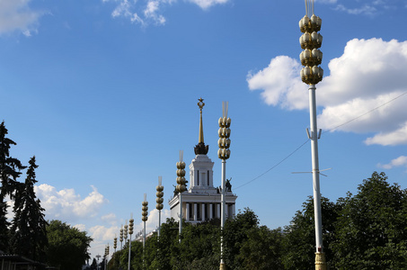 Vdnkh 领土 全俄展览中心，也被称为全俄展览中心 的标志性建筑是一个永久通用贸易展在莫斯科，俄罗斯
