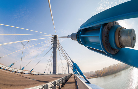 Kirovsky 电缆桥架萨马拉河对岸的 Kirovsky 分布