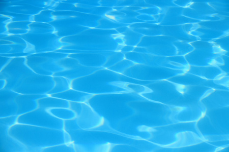 在游泳池里为背景的蓝色波浪
