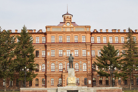列宁纪念碑和前者学校大楼图片