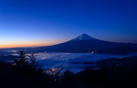 河口湖畔和黎明的富士山图片