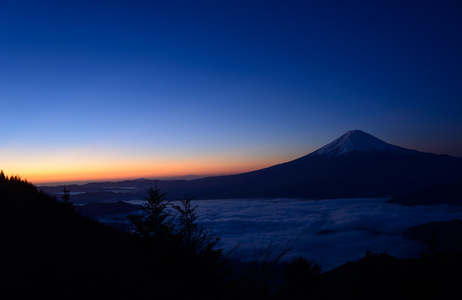 河口湖畔和黎明的富士山