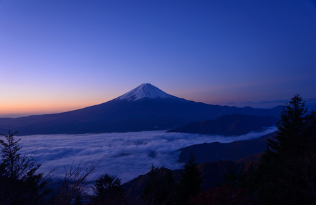 河口湖畔和黎明的富士山