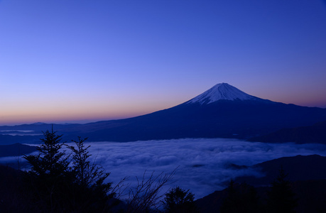 河口湖畔和黎明的富士山