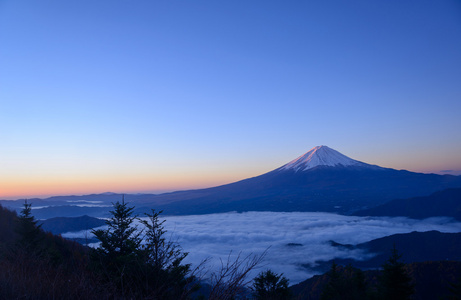 河口湖畔和黎明的富士山