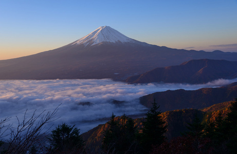 河口湖畔和黎明的富士山