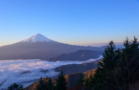 河口湖畔和黎明的富士山