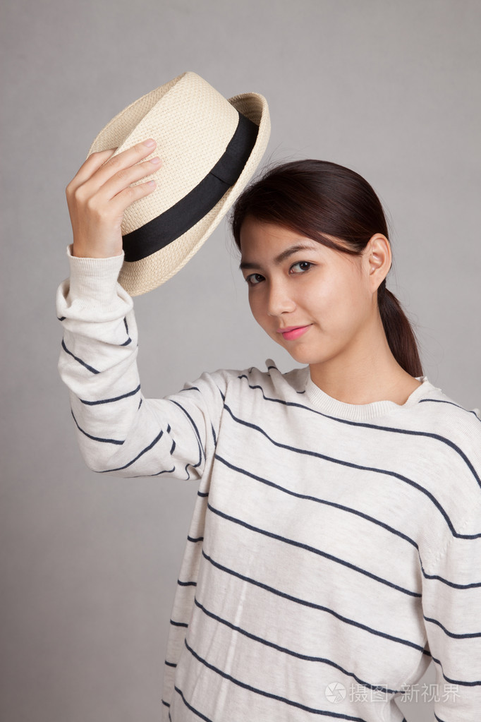 美丽的亚洲女孩脱掉帽子