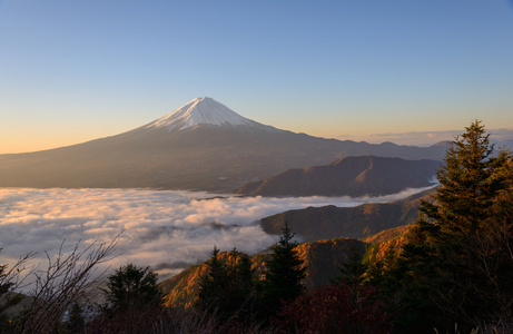 河口湖畔和黎明的富士山