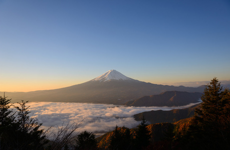 河口湖畔和黎明的富士山