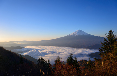 河口湖畔和黎明的富士山