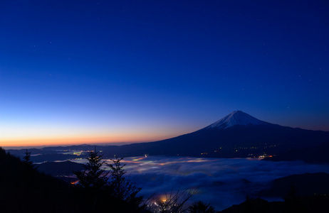 河口湖畔和黎明的富士山