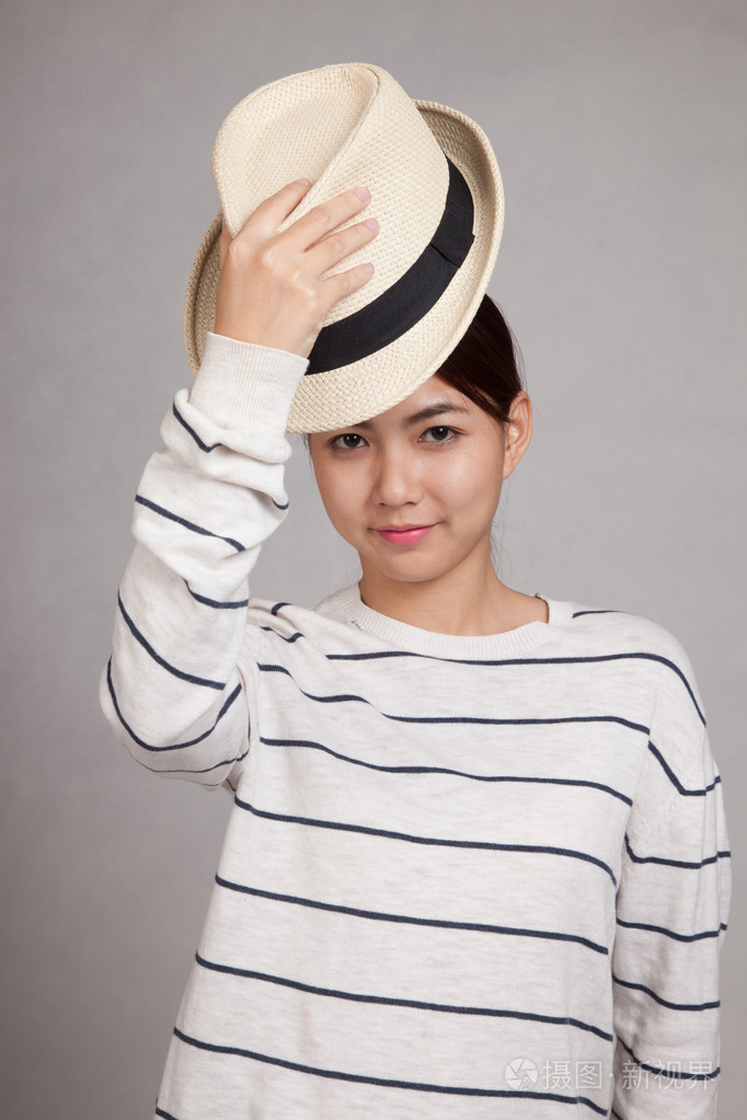 美丽的亚洲女孩脱掉帽子