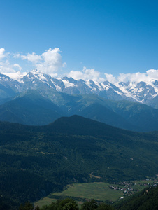 在山中徒步旅行