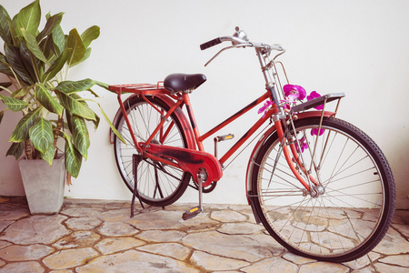 经典的老自行车装饰着粉红色的花