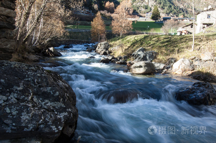岩石之间的河流流动