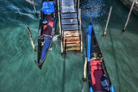 与吊船在运河在意大利威尼斯