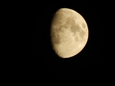 关闭夜晚的天空中的月亮