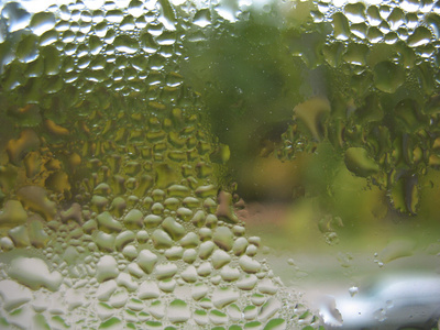 窗口玻璃和雨水滴