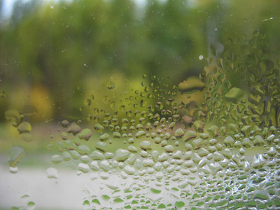 窗口玻璃和雨水滴