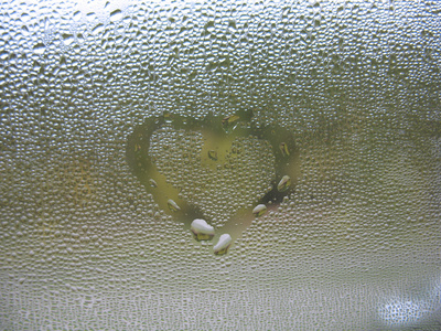 把心涂在窗玻璃和雨滴上