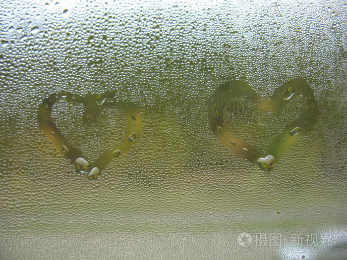 把心涂在窗玻璃和雨滴上