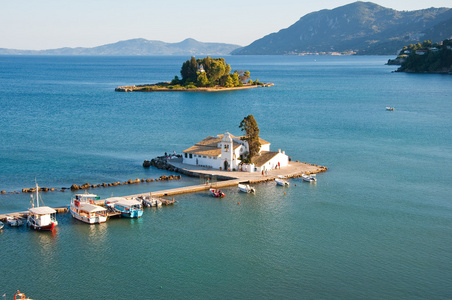 希腊科孚岛的 chalikiopoulou 泻湖pontikonisi 和 vlacheraina 修道院全景
