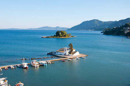 从希腊科孚岛 chalikiopoulou 泻湖上的 kanoni 看到的 vlacheraina 修道院