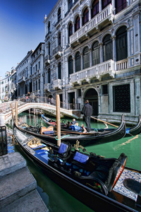 与吊船在运河在意大利威尼斯