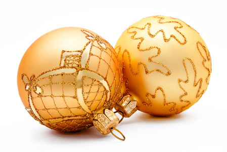 孤立的两个金色圣诞球