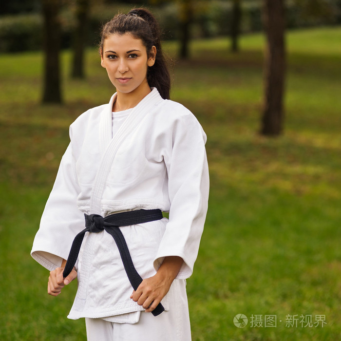 年轻的白人女子练习柔道