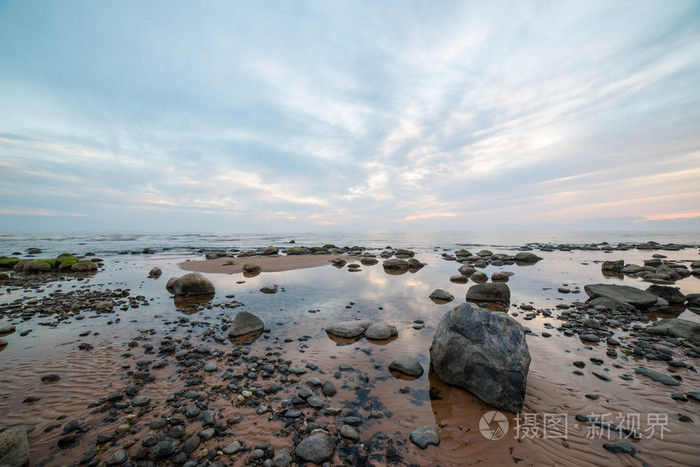 岩石海滩与广角透视