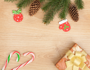 圣诞枞树 装饰和礼品盒
