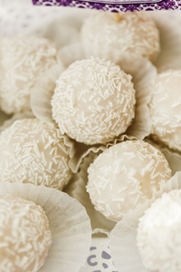 糖果拉斐尔白色的椰子糖果照片