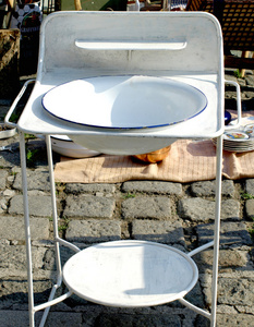 老式洗浴盆现代大理石洗手手盆的厕所或酒店浴室洗浴用品和新鲜干净的