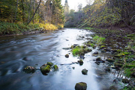 山区河流与岩和砂岩