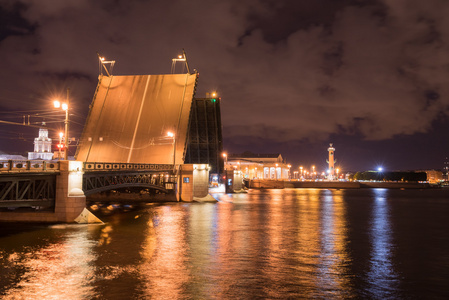 在圣彼得斯堡俄罗斯在晚上打开吊桥