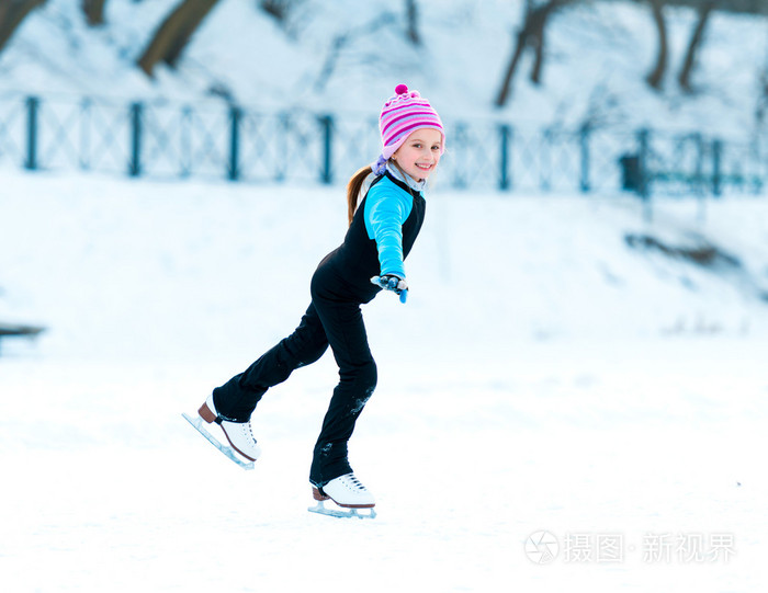 滑冰的小女孩