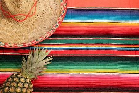 墨西哥节日 cinco de mayo 背景与 poncho sombrero 和菠萝