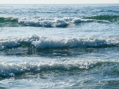 海洋波浪拍打在沙滩上晴朗的一天