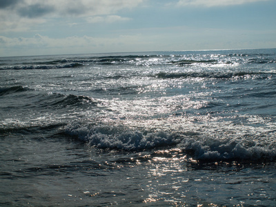 海洋波浪拍打在沙滩上晴朗的一天